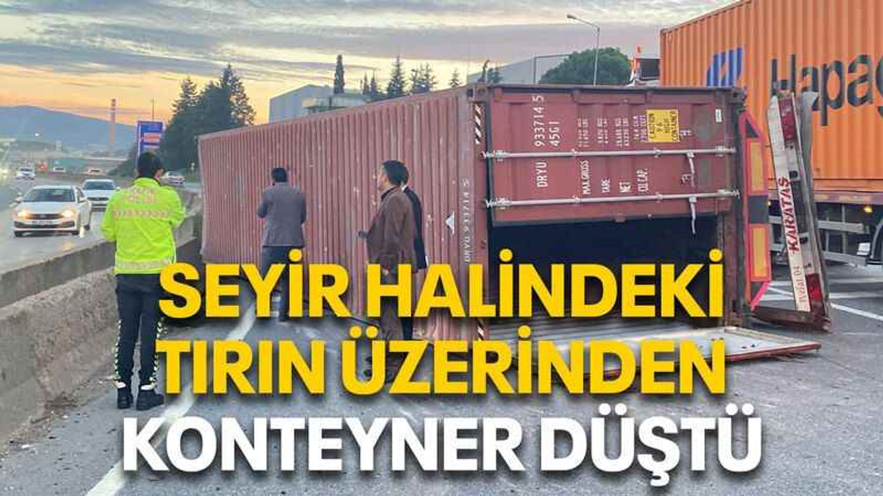 Seyir halindeki tırın üzerinden konteyner düştü